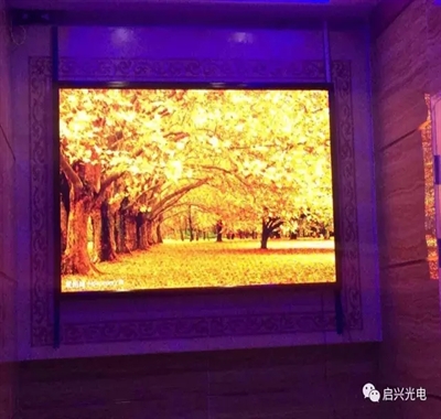 武汉启兴光电承制--XX娱乐会所● 室内P4全彩显示屏、好邻居大药房连锁室●内P3全彩显示屏交付使用！
